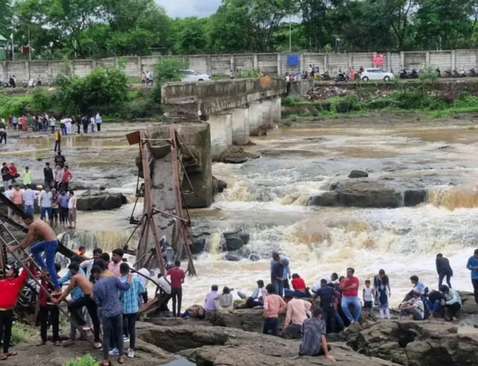 पुणे में इंद्रायणी नदी पर बना पुल ढहा, दो की मौत; कई लोग अब भी लापता