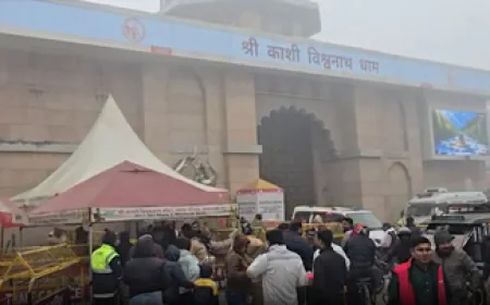 वाराणसी में 6 डिग्री वाली ठंड पर भारी पड़ी आस्था, काशी विश्वनाथ धाम में दर्शन के लिए उमड़े श्रद्धालु