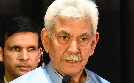 UP Diwas : 'बीमारू' की बेड़ियां तोड़ देश का 'ग्रोथ इंजन' बना उत्तर प्रदेश, स्थापना दिवस पर LG मनोज सिन्हा और CM योगी ने दी बधाई