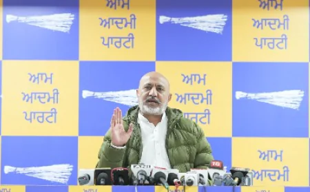 "गैंगस्टर और अकाली दल का गठजोड़ हुआ बेनकाब": बलतेज पन्नू ने सुखबीर बादल और धामी की तस्वीरों पर उठाए सवाल, कार्रवाई में 104 हथियार बरामद