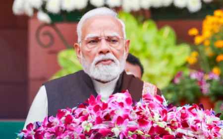 महाराष्ट्र की राजनीति में 'पवार' युग का नया चेहरा: सुनेत्रा पवार बनीं पहली महिला डिप्टी CM; PM मोदी ने दी बधाई, 'अजित दादा अमर रहें' के नारों से गूंजा लोकभवन!
