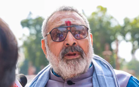 गिरिराज सिंह का राहुल गांधी पर वार: "संसद की सीढ़ियों पर टोस्ट-ऑमलेट खा रहे हैं और जनता को डरा रहे हैं"