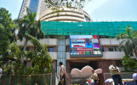 Stock Market Today: शांति वार्ता की खबरों से बाज़ार में 'बुल रन'; सेंसेक्स 900 अंक उछला, निफ्टी 23,200 के पार