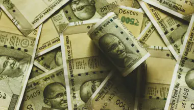 चुनावी प्रलोभन पर भारी प्रहार: पांच राज्यों में 651 करोड़ से अधिक की नकदी और शराब जब्त, बंगाल सबसे आगे