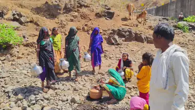 डिंडौरी में गहराया जल संकट: नाले का पानी पीने को मजबूर ग्रामीण, जनसुनवाई में गूंजी खाली बर्तनों की आवाज