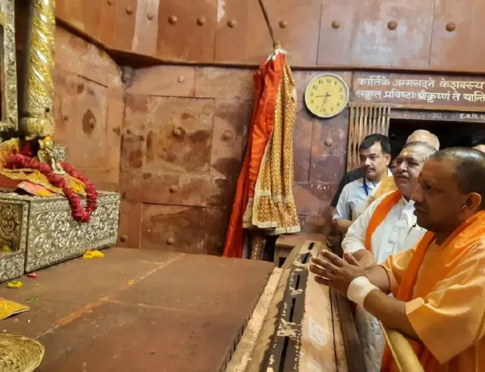 मुख्यमंत्री योगी आदित्यनाथ का मथुरा दौरा: विकास कार्यों की समीक्षा और श्रीकृष्ण जन्मस्थान के दर्शन