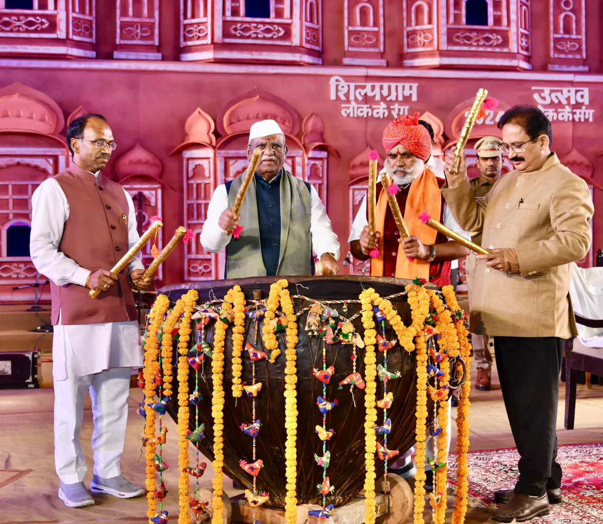 राज्यपाल ने नगाड़ा वादन से किया शिल्पग्राम उत्सव 2024 का शुभारंभ, लोक कलाकारों और शिल्पकारों को प्रोत्साहित करने की अपील