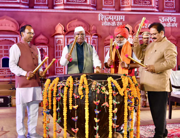 राज्यपाल ने नगाड़ा वादन से किया शिल्पग्राम उत्सव 2024 का शुभारंभ, लोक कलाकारों और शिल्पकारों को प्रोत्साहित करने की अपील