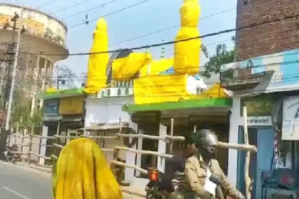 यूपी में होली से पहले धार्मिक गरमा गरमी के बीच मस्जिदों को तिरपाल से ढका : 10 जिलों में जुमे की नमाज का समय बदला, सम्भल और शाहजहांपुर में हाई अलर्ट