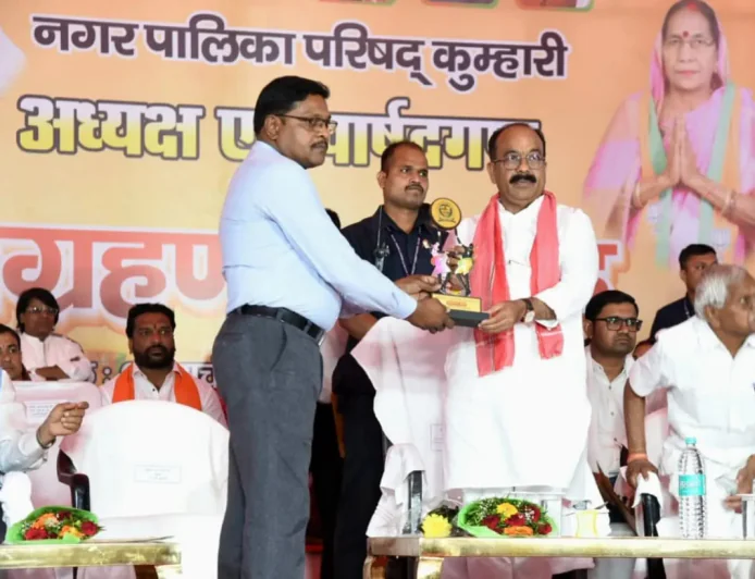 रायपुर : उप मुख्यमंत्री अरुण साव के मुख्य आतिथ्य में कुम्हारी नगर पालिका के नवनिर्वाचित अध्यक्ष एवं पार्षदों का शपथ ग्रहण संपन्न