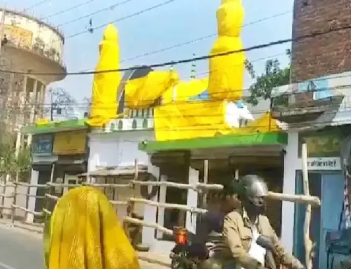 यूपी में होली से पहले धार्मिक गरमा गरमी के बीच मस्जिदों को तिरपाल से ढका : 10 जिलों में जुमे की नमाज का समय बदला, सम्भल और शाहजहांपुर में हाई अलर्ट 