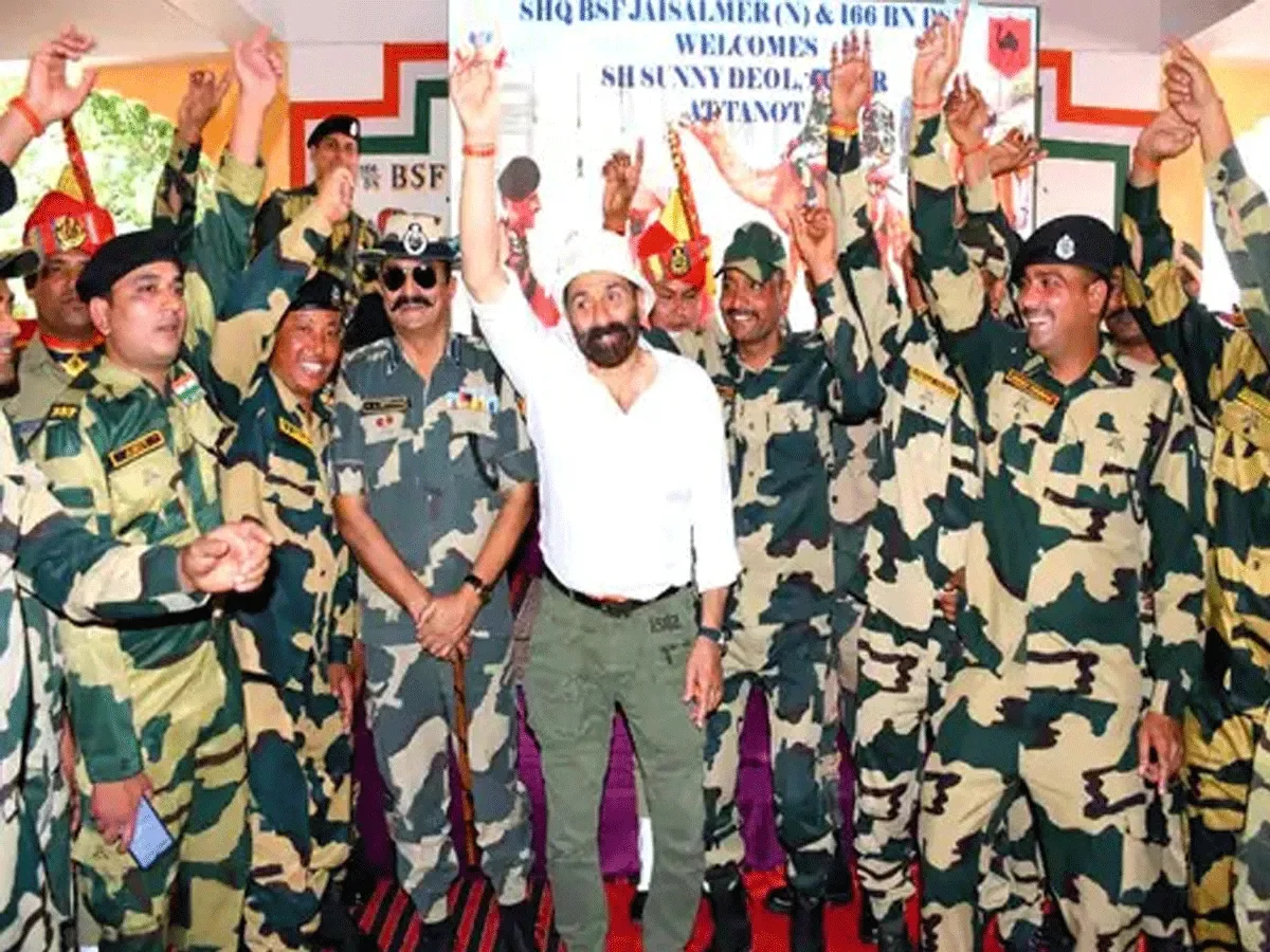 'जाट' की सफलता की कामना के लिए सनी देओल पहुंचे तनोट माता मंदिर,BSF जवानों संग लगाए ठुमके