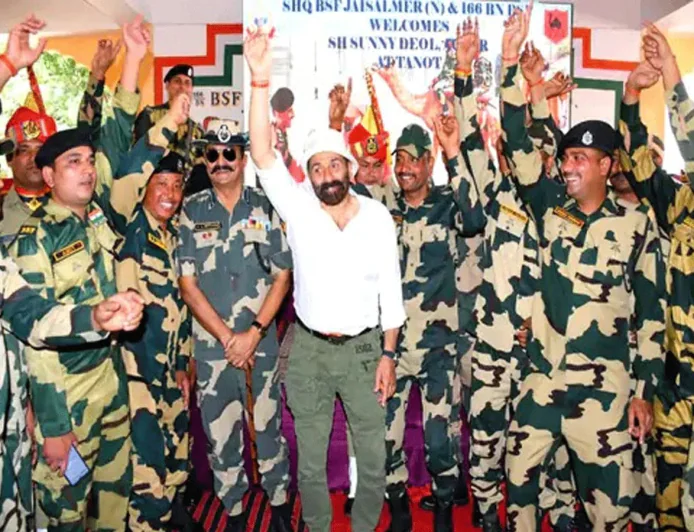 'जाट' की सफलता की कामना के लिए सनी देओल पहुंचे तनोट माता मंदिर,BSF जवानों संग लगाए ठुमके