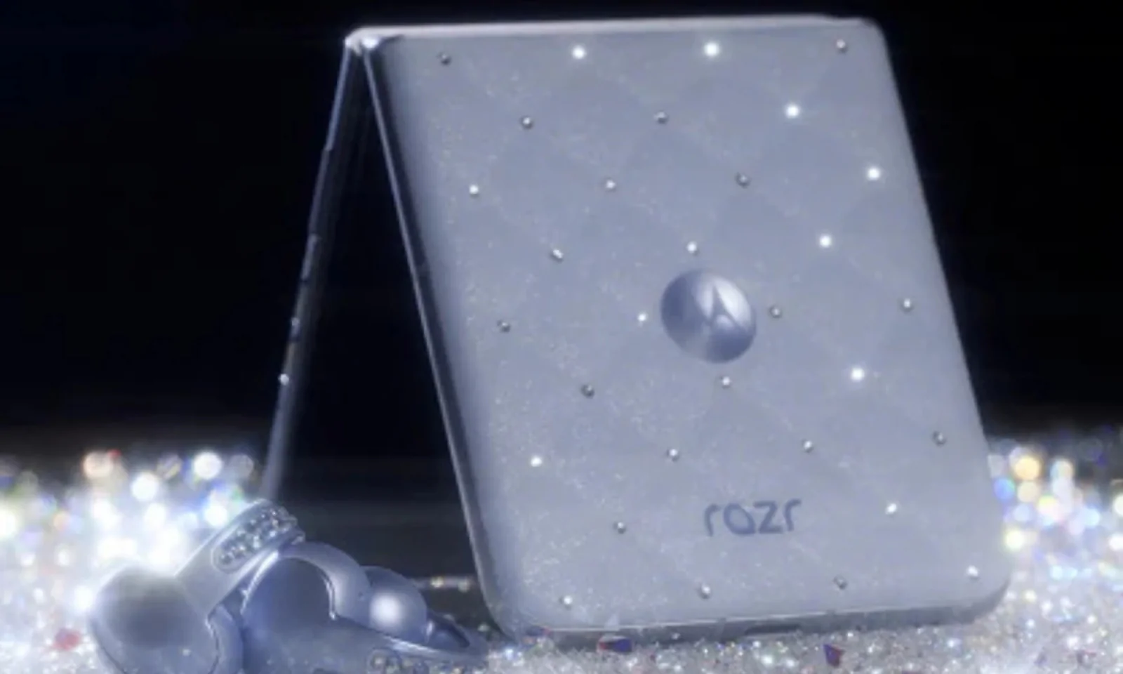 Motorola Razr और Buds Loop की क्रिस्टल डिजाइन ने खींचा सबका ध्यान जानें कीमत और फीचर्स