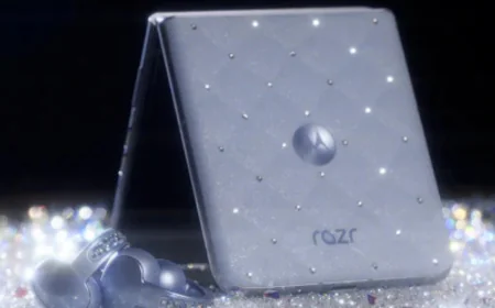 Motorola Razr और Buds Loop की क्रिस्टल डिजाइन ने खींचा सबका ध्यान जानें कीमत और फीचर्स