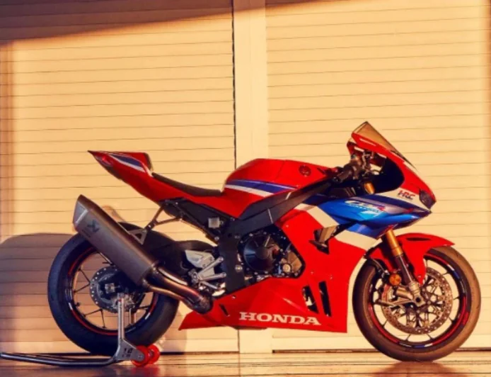 2025 Honda CBR1000RR-R SP दमदार अपग्रेडेड इंजन के साथ भारत में हुई लॉन्च