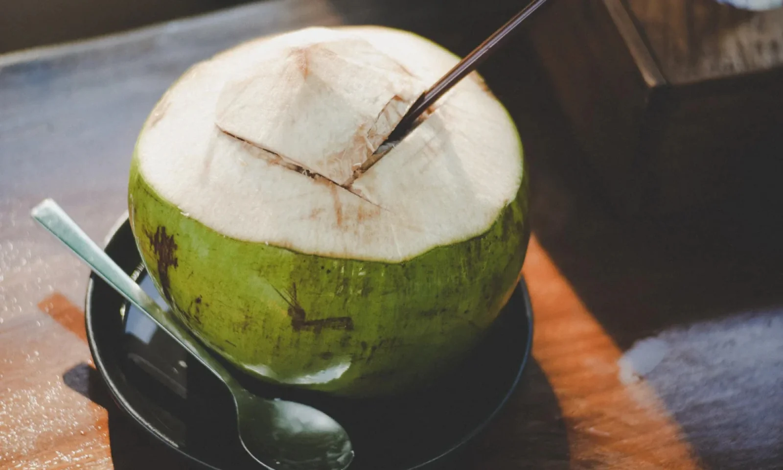 नारियल पानी पीने के फायदे सुन रह जाएंगे हैरान आज से ही शामिल करें डेली रूटीन में