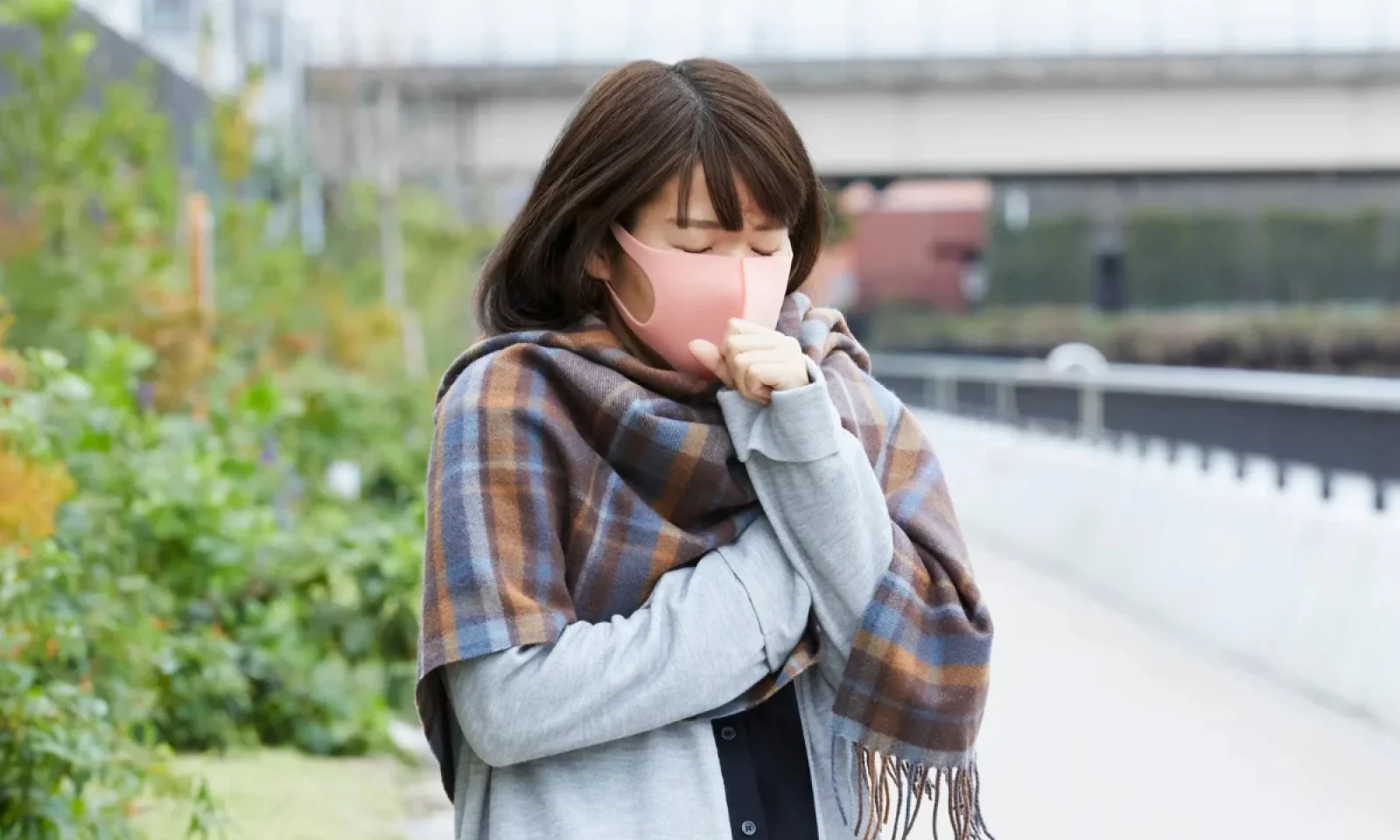 Cough Home Remedies जो आती सर्दी में रखेगी आपको सुरक्षित , जानें आसान घरेलू उपाय