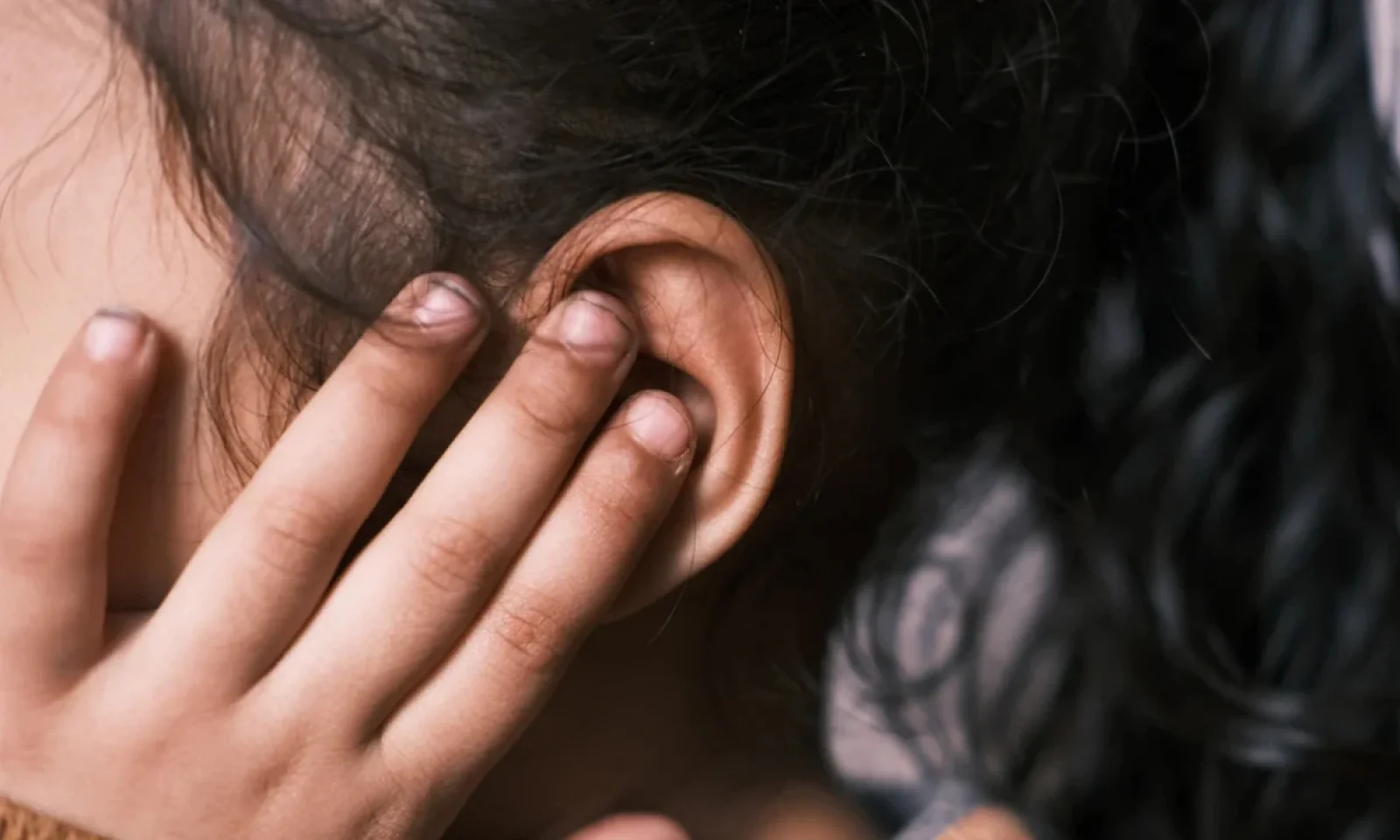 जानें बार बार कान बंद होने के मुख्य कारण और उन्हें ठीक करने के आसान से घरेलू उपाय डिटेल्स में