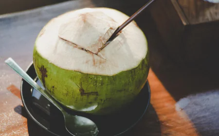नारियल पानी पीने के फायदे सुन रह जाएंगे हैरान आज से ही शामिल करें डेली रूटीन में