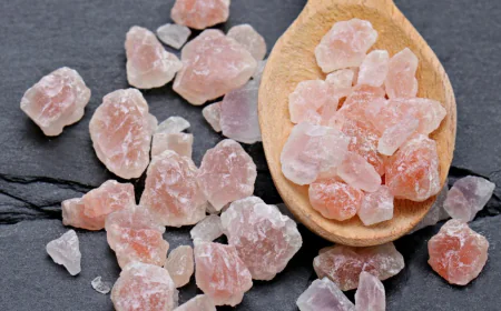 पानी में नमक डालकर नहाने के फायदे सुन चौंक जाएंगे जानें तरीका और रखी जाने वाली सावधानियां