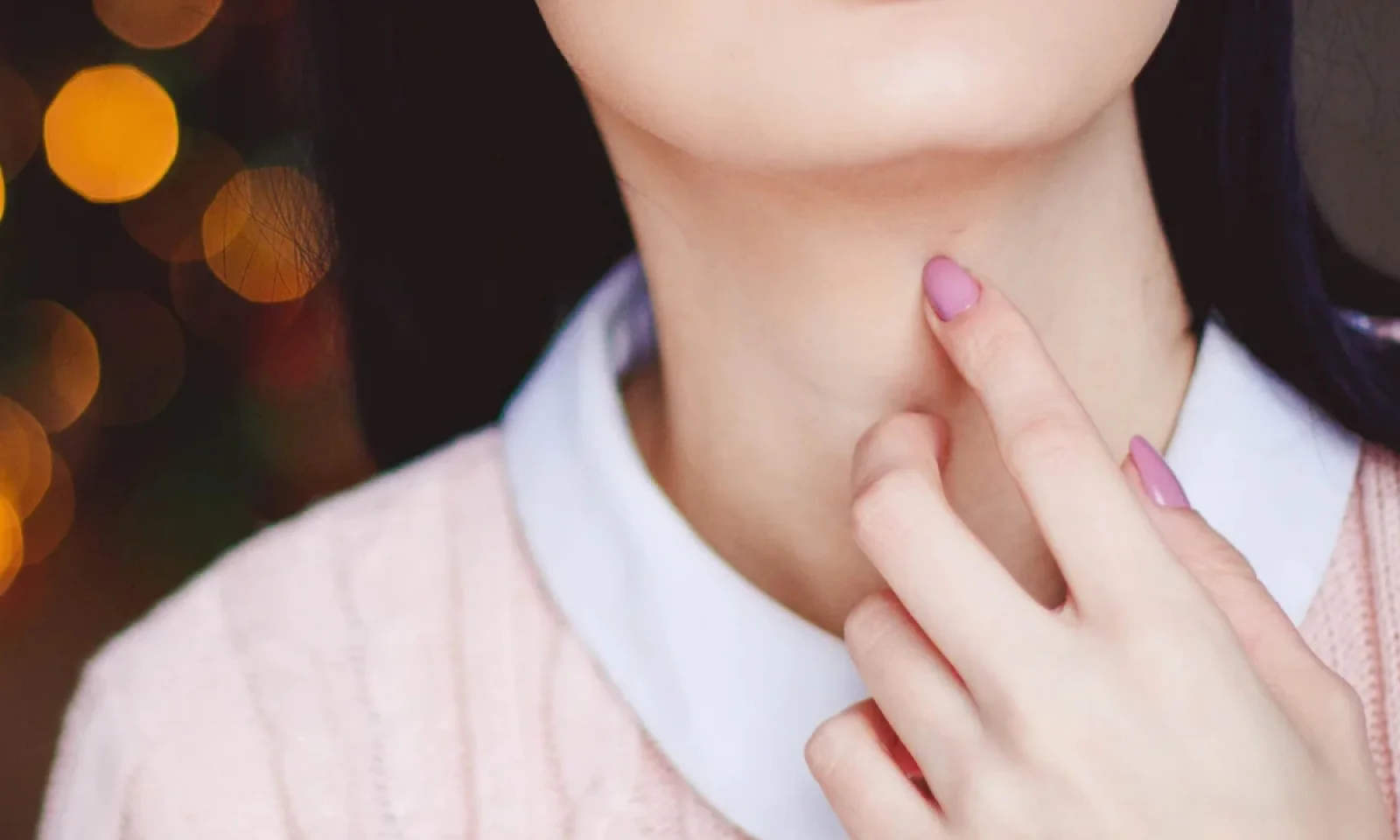 जानें गर्दन की झुर्रियों के मुख्य कारण और उन्हें सही करने के उपाय और प्रोफेशनल ट्रीटमेंट