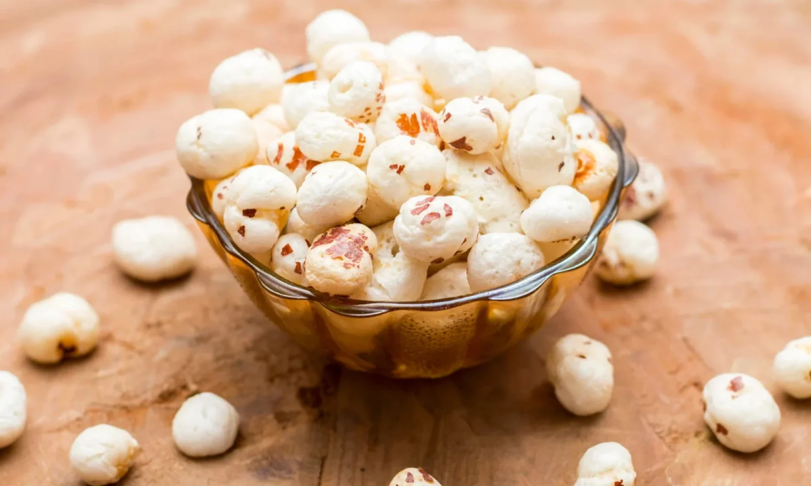 मखाने में है कई न्यूट्रिएंट्स जानें इसे खाने के फायदे और इसे खाते समय रखें कुछ सावधानियां