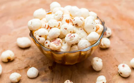 मखाने में है कई न्यूट्रिएंट्स जानें इसे खाने के फायदे और इसे खाते समय रखें कुछ सावधानियां