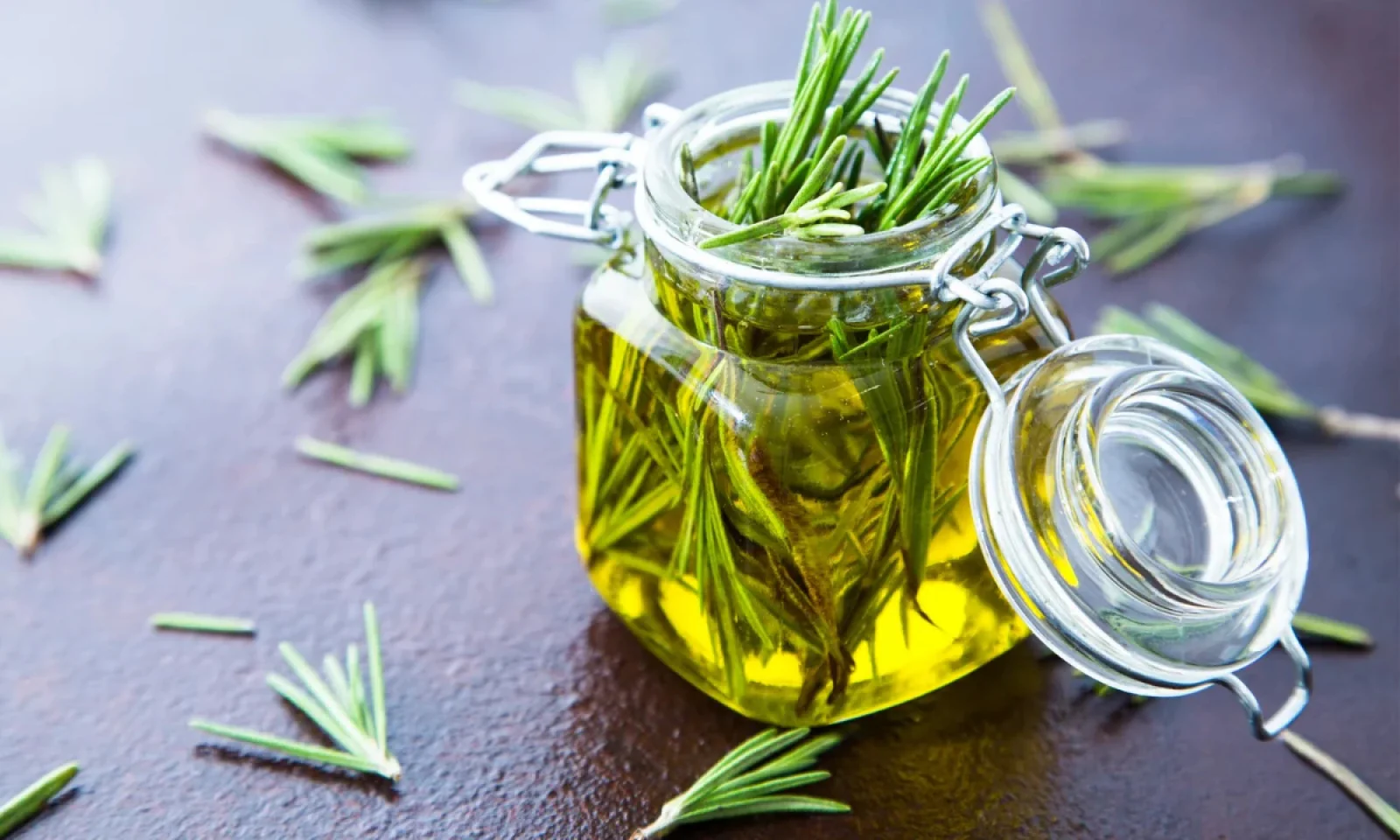 रोजमेरी वॉटर बालों के लिए करेगा औषधि का काम अब घर पर ही बनाए रोजमेरी वॉटर