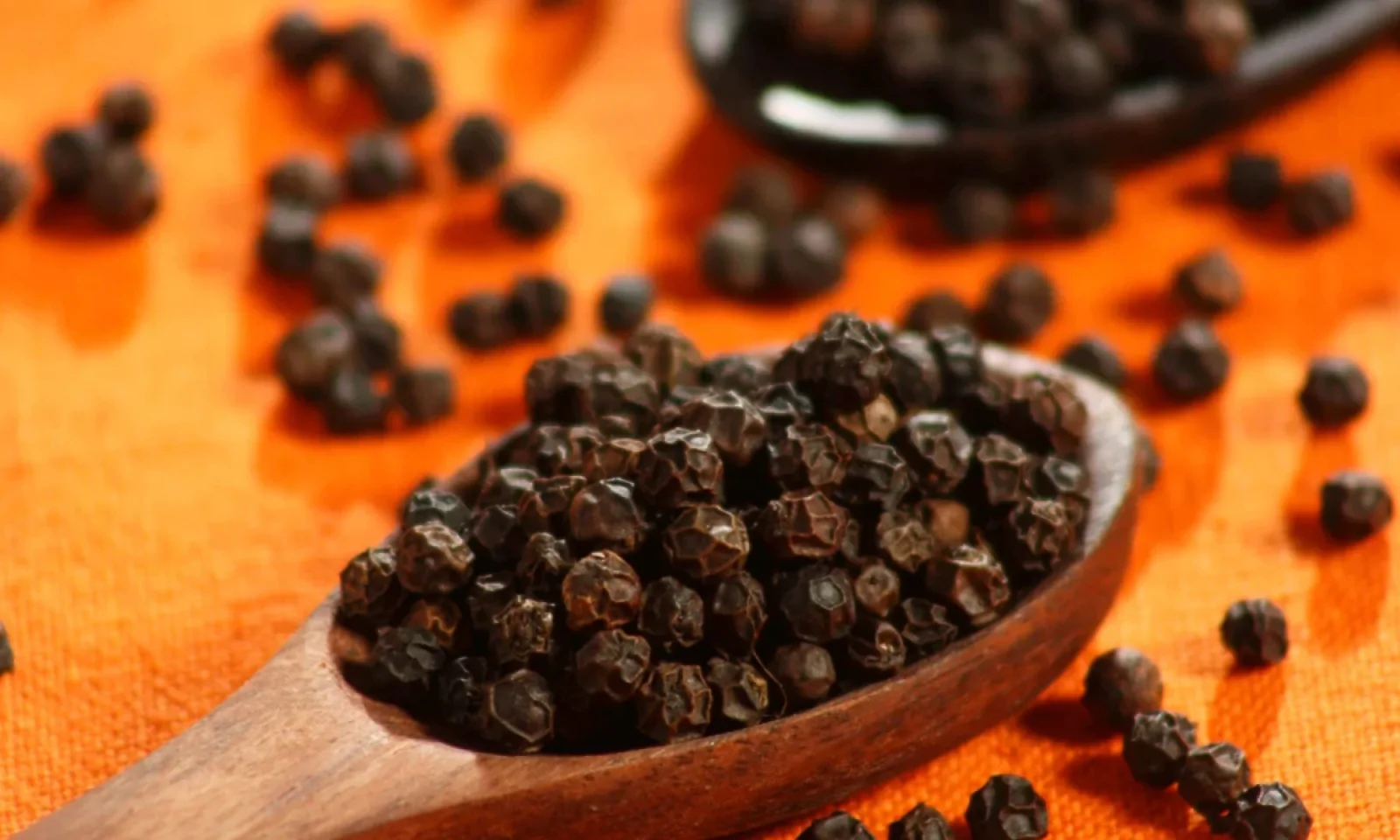 रसोई में आसानी से मिलने वाली काली मिर्च के होंगे कई फायदे जानें खाने का तरीका