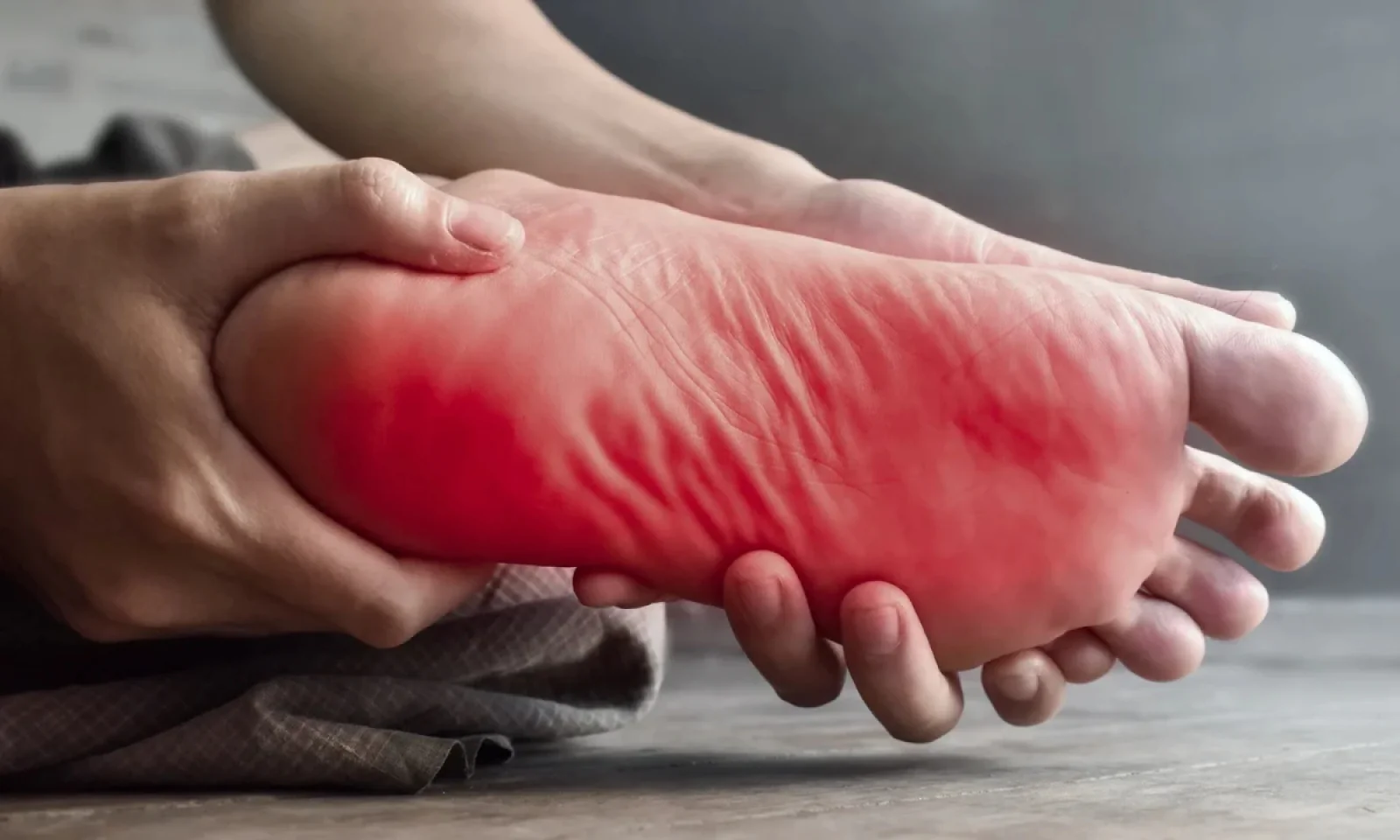 पैरों की बार बार होने वाली सूजन से पाएं छुटकारा जानें कारण और घरेलू उपचार