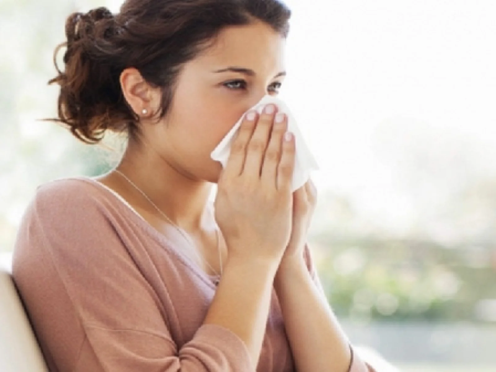 सर्दियों में बार-बार छींक आती है? जानें कारण और आसान घरेलू उपाय