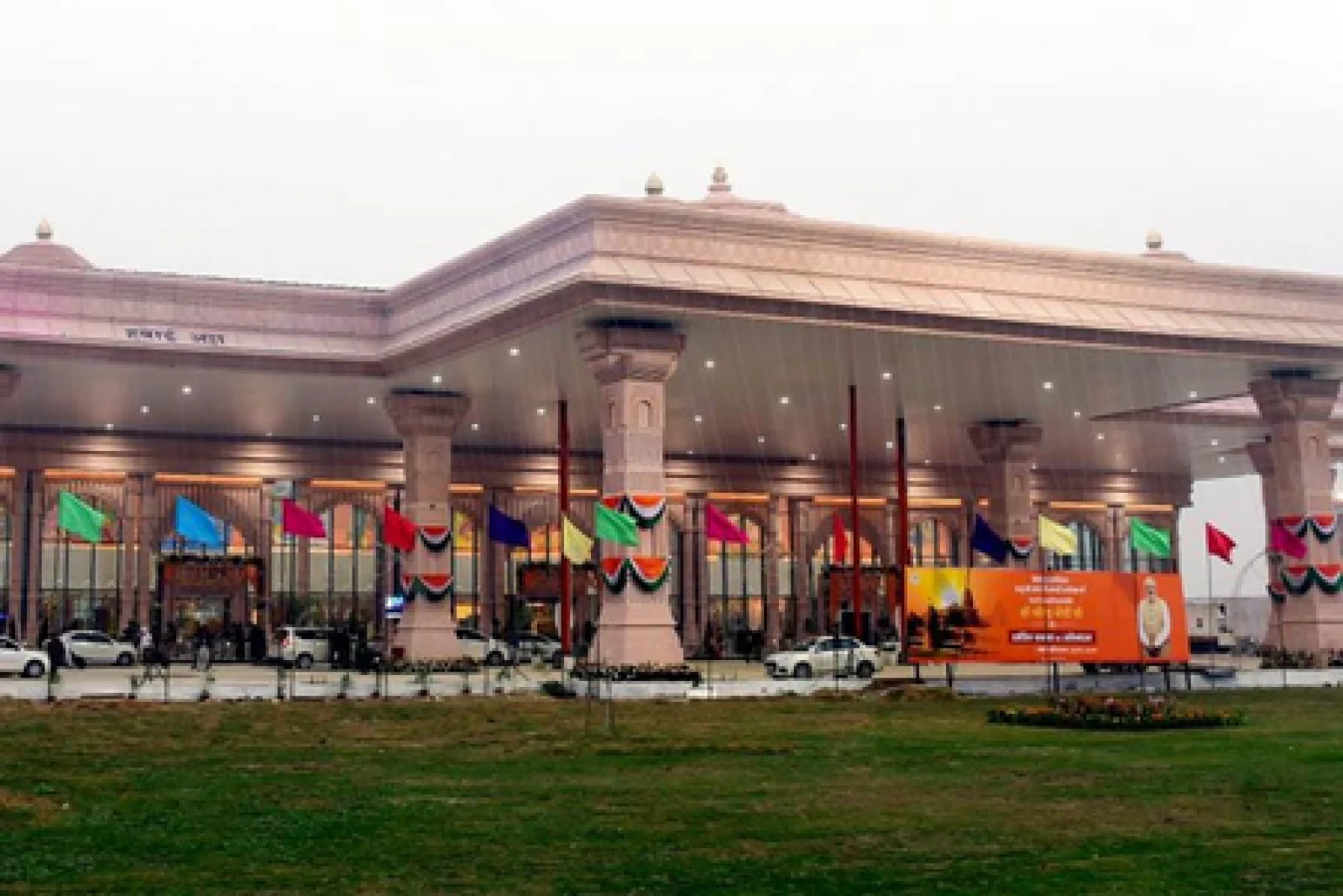 अयोध्या एयरपोर्ट के 2 साल पूरे: यात्रियों का रिकॉर्ड, सुविधाओं में अव्वल और विकास को नई उड़ान