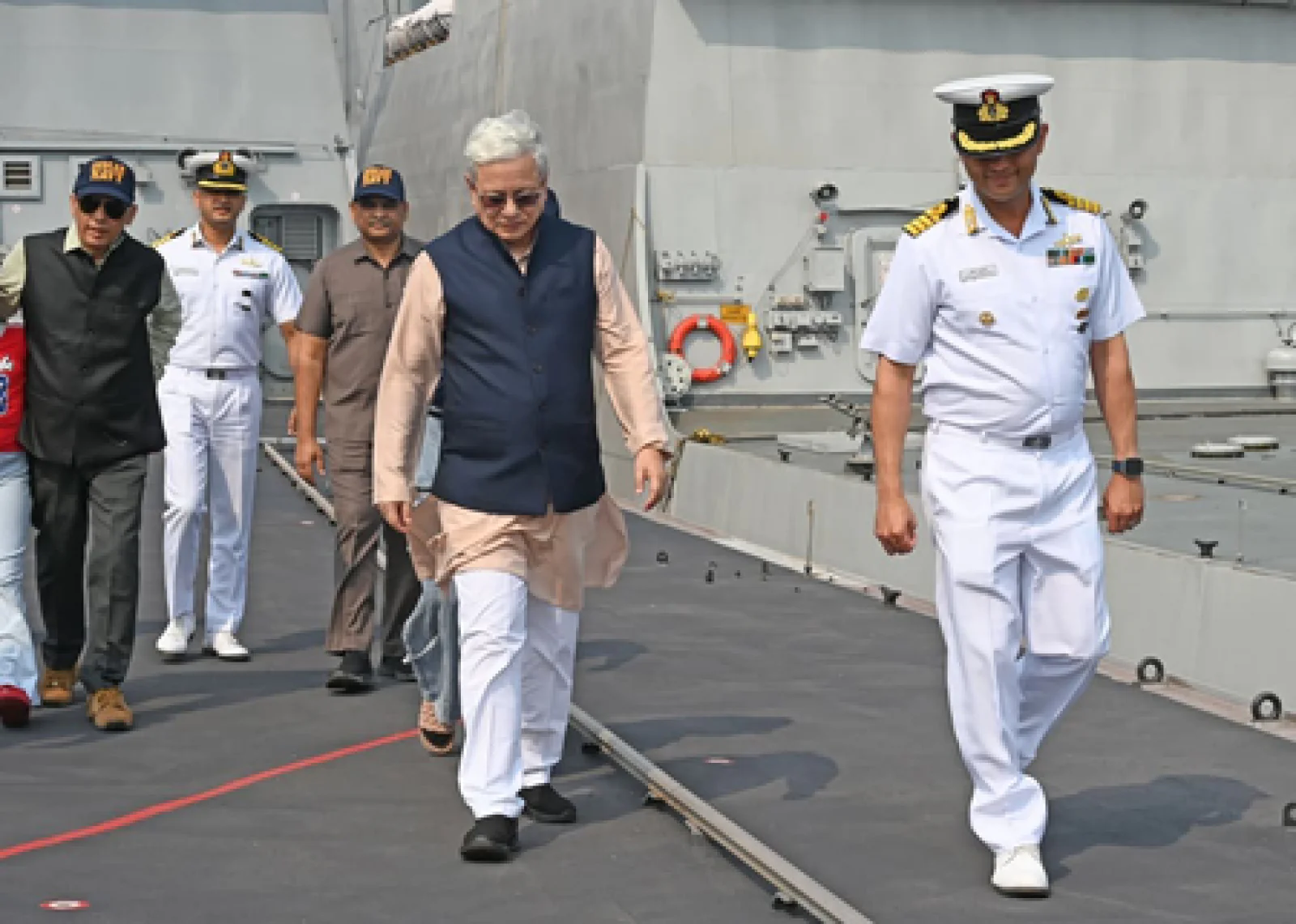 राज्यपाल जिष्णु देव वर्मा ने ईस्टर्न फ्लीट का किया दौरा, INS हिमगिरी और कलवरी पनडुब्बी का निरीक्षण
