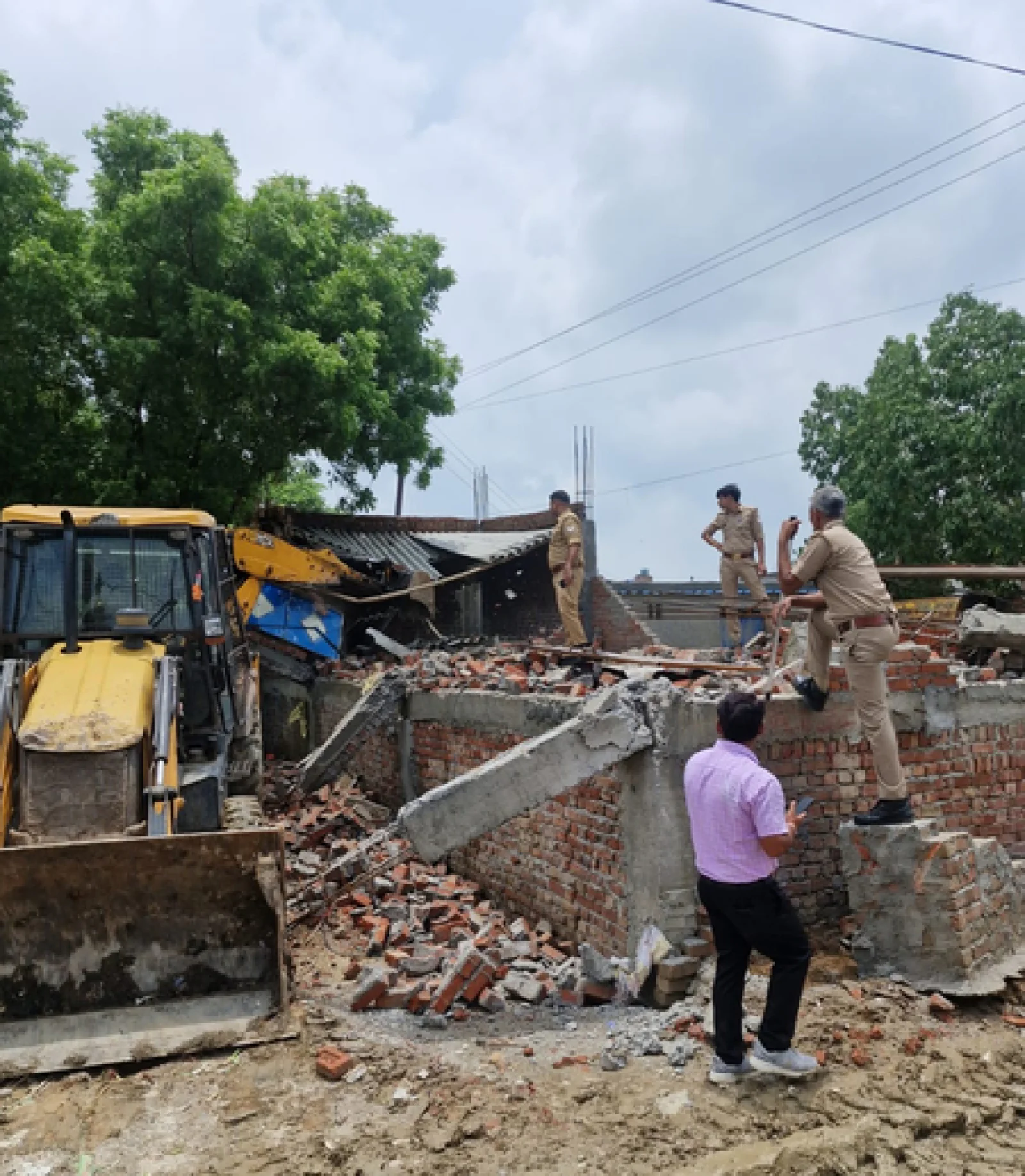 Noida Authority Action: अवैध निर्माण पर नोएडा प्राधिकरण का हथौड़ा, ₹2745 करोड़ की जमीन मुक्त; 25 FIR दर्ज