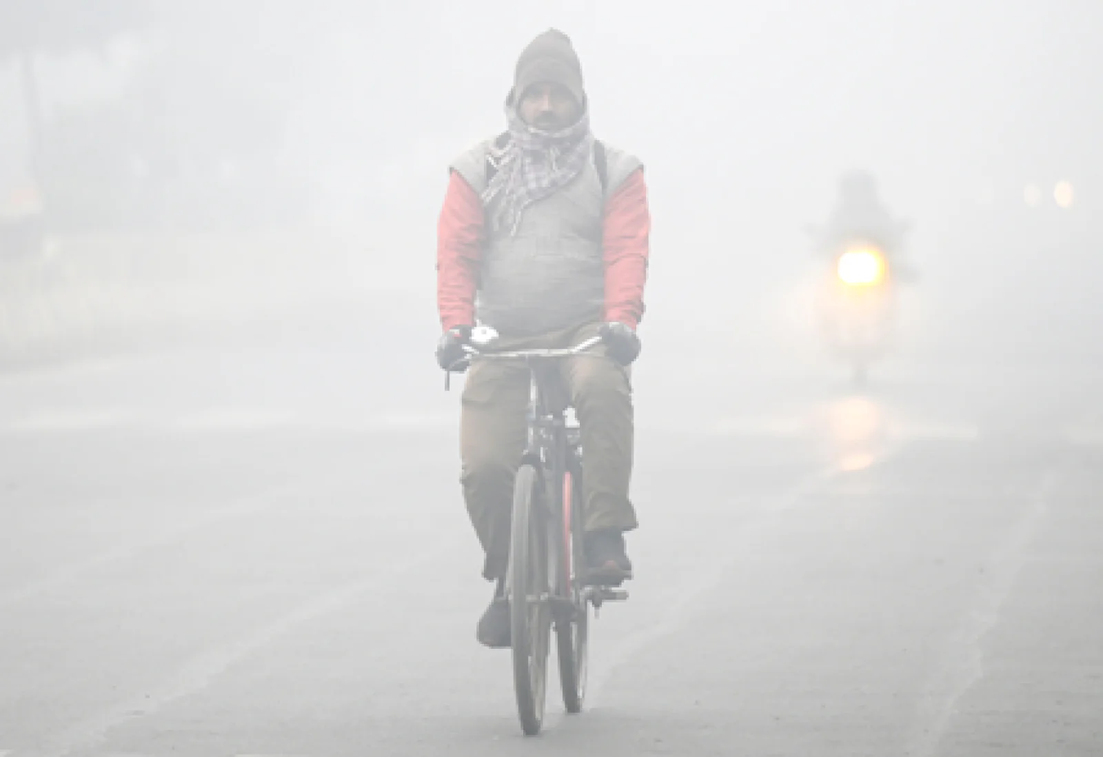 Delhi-NCR Weather: बारिश और कोहरे के बीच 'दमघोंटू' हुई दिल्ली-एनसीआर की हवा, नोएडा-गाजियाबाद में AQI 370 के पार; जानें मौसम का अपडेट