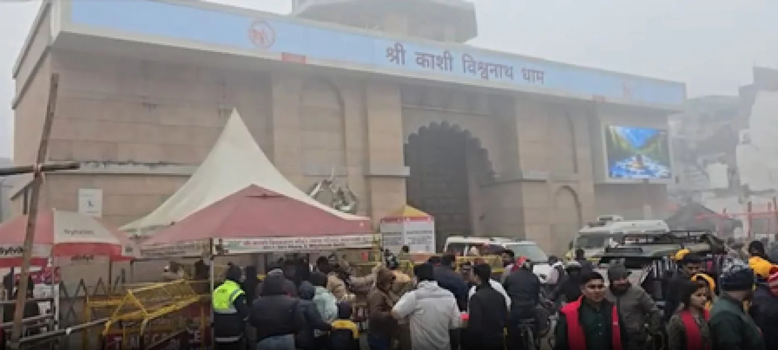 वाराणसी में 6 डिग्री वाली ठंड पर भारी पड़ी आस्था, काशी विश्वनाथ धाम में दर्शन के लिए उमड़े श्रद्धालु