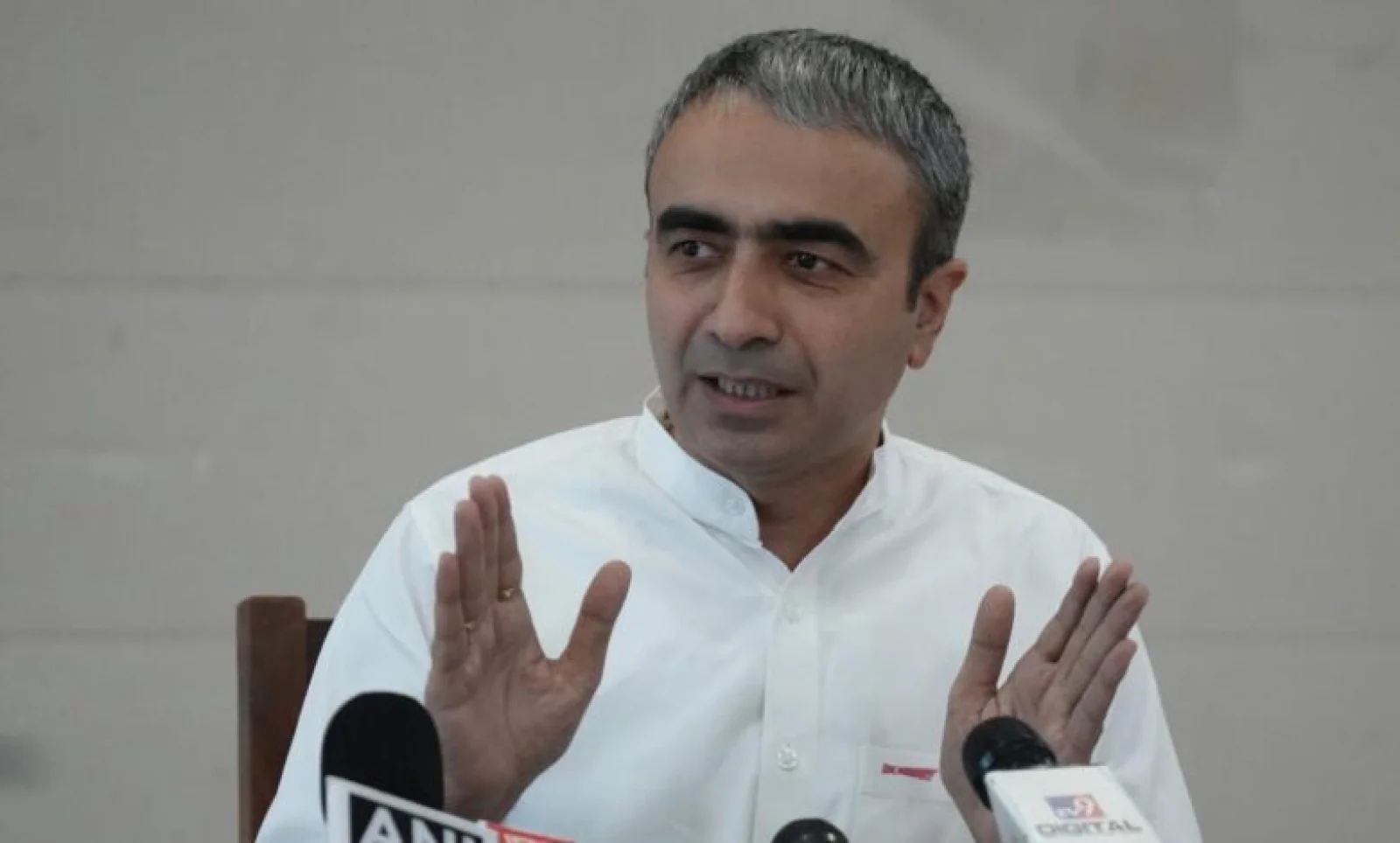 '2100 का वादा कर दे रहे सिर्फ 1100', लाडो लक्ष्मी योजना पर अनुराग ढांडा का बड़ा हमला; बताया महिलाओं के साथ छल