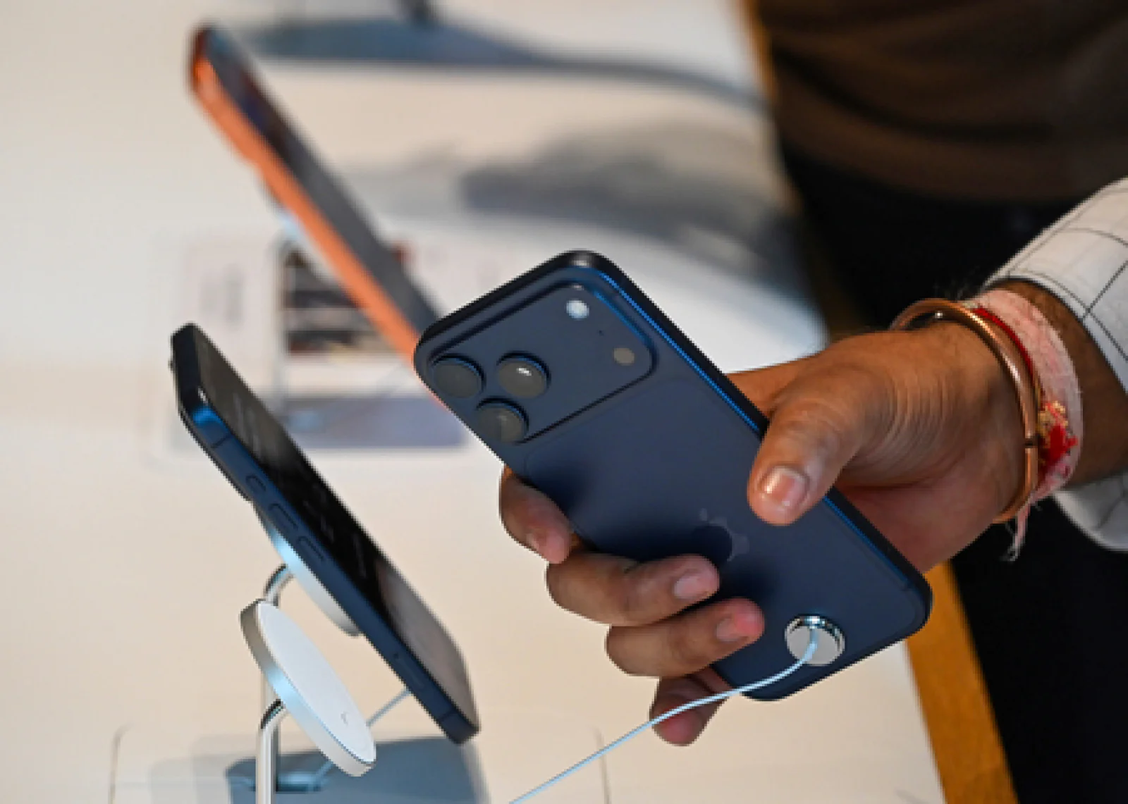 Fact Check: क्या स्मार्टफोन कंपनियां सरकार को देंगी अपना सोर्स कोड? केंद्र ने इंटरनेशनल मीडिया की रिपोर्ट को बताया 'फेक' और 'भ्रामक'