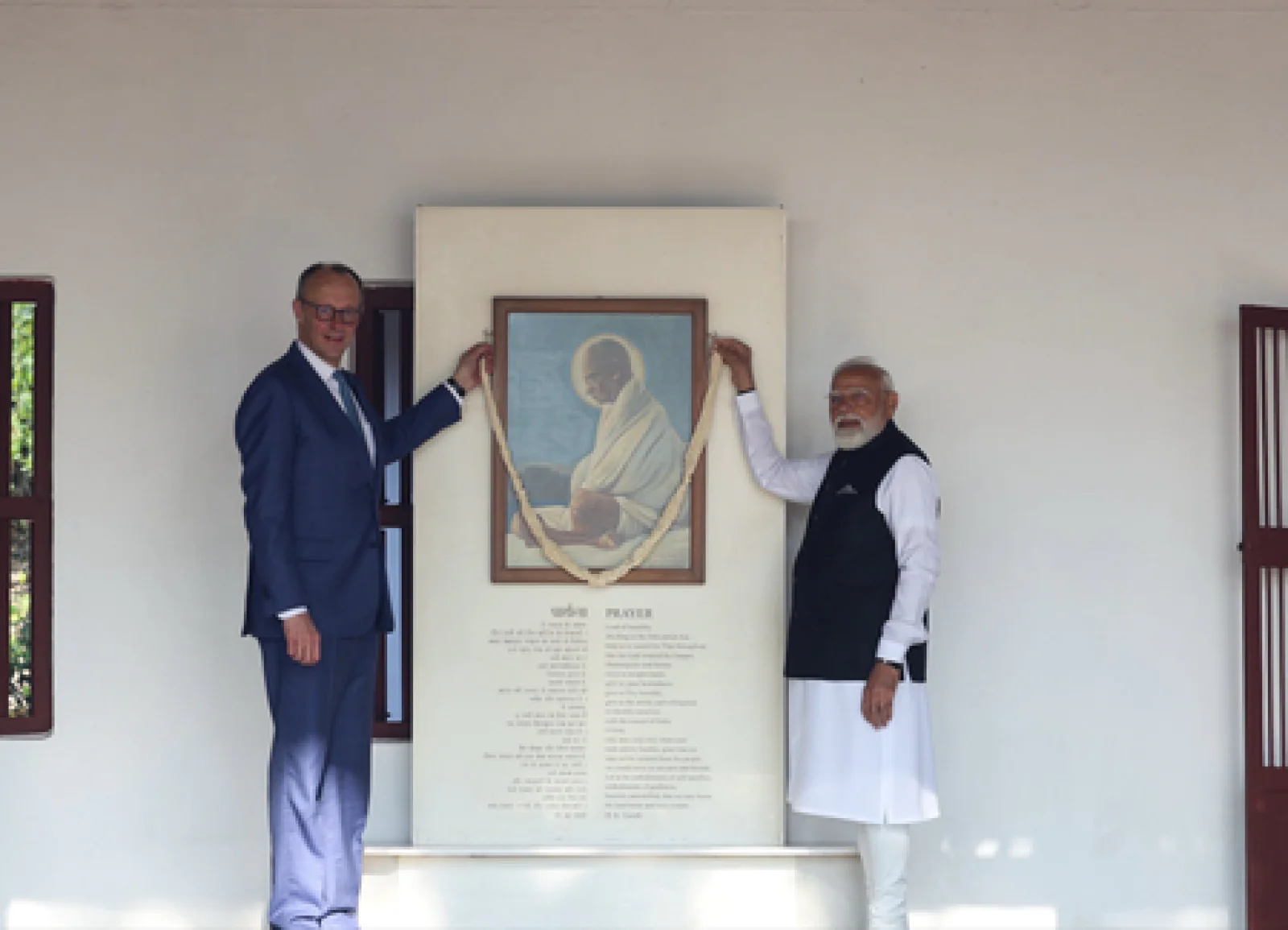 साबरमती आश्रम पहुंचे जर्मन चांसलर मर्ज़, बापू के चरखे और आदर्शों ने किया प्रभावित; विजिटर्स बुक में लिखी ये बड़ी बात