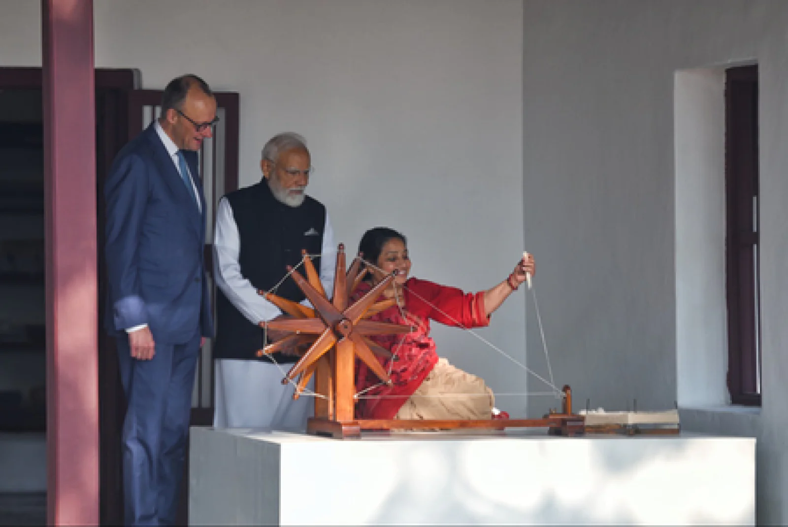 साबरमती आश्रम पहुंचे जर्मन चांसलर मर्ज़, बापू के चरखे और आदर्शों ने किया प्रभावित; विजिटर्स बुक में लिखी ये बड़ी बात