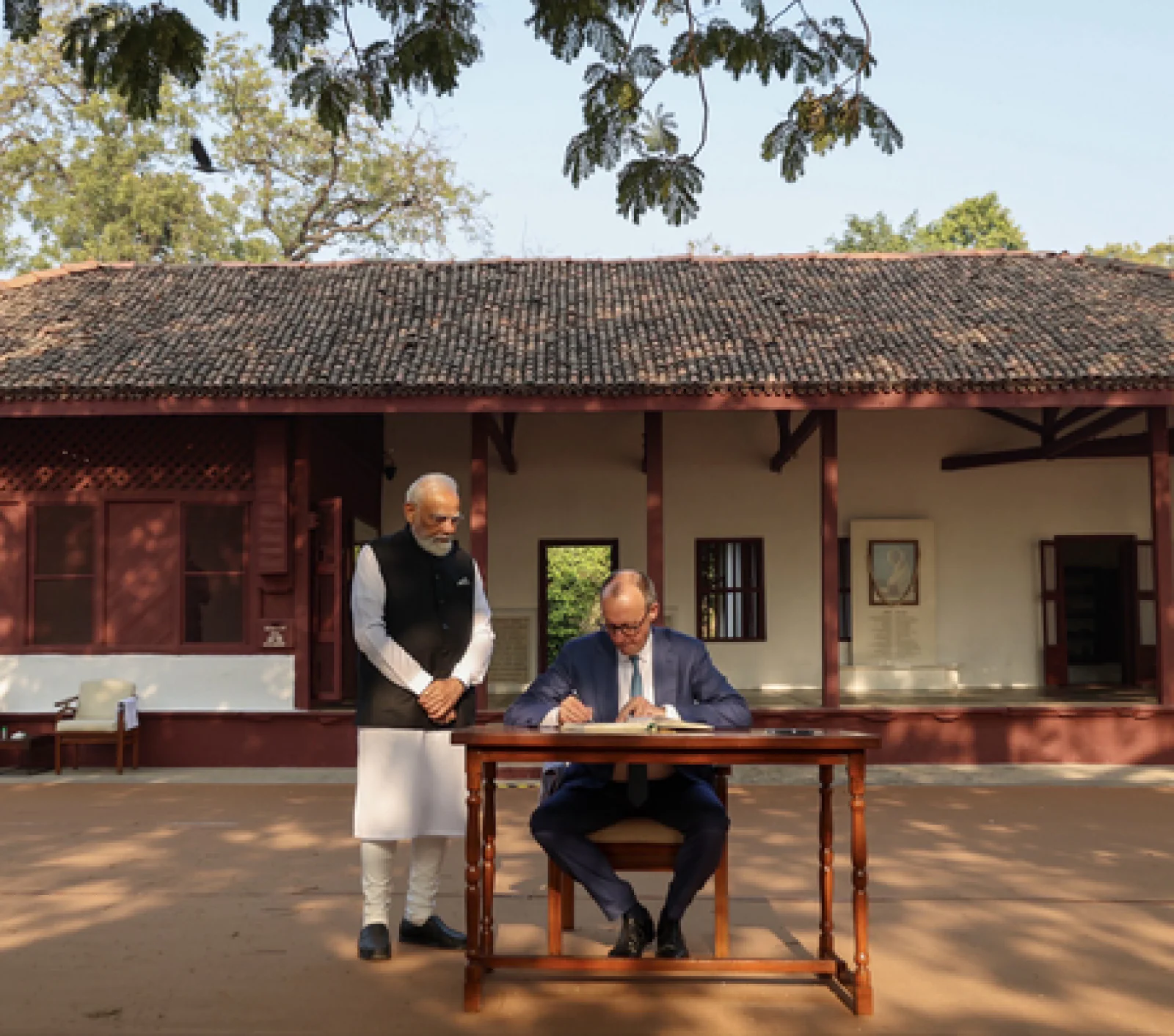 साबरमती आश्रम पहुंचे जर्मन चांसलर मर्ज़, बापू के चरखे और आदर्शों ने किया प्रभावित; विजिटर्स बुक में लिखी ये बड़ी बात