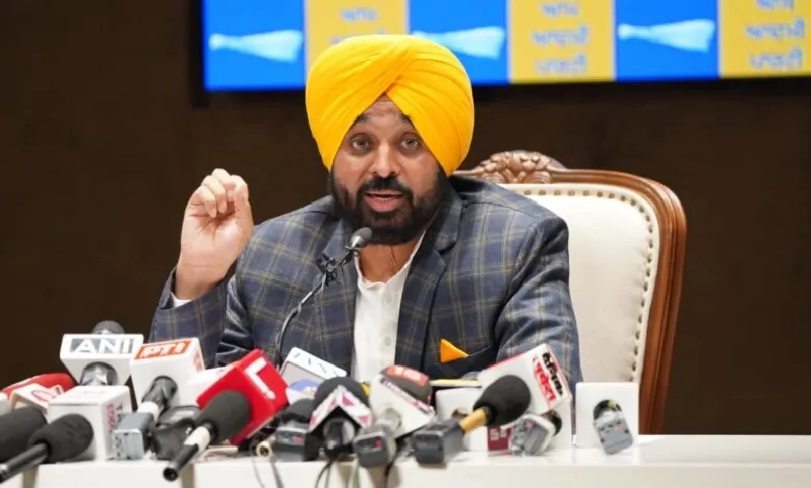 चुनाव से पहले चन्नी पर भगवंत मान का तीखा हमला, बोले– निराधार बयान देकर जनता को गुमराह कर रहे हैं