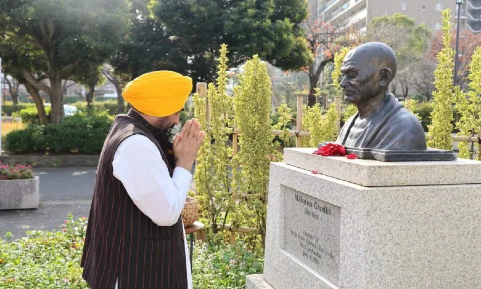 जापान दौरे की शुरुआत: सीएम भगवंत मान ने टोक्यो में महात्मा गांधी को दी श्रद्धांजलि