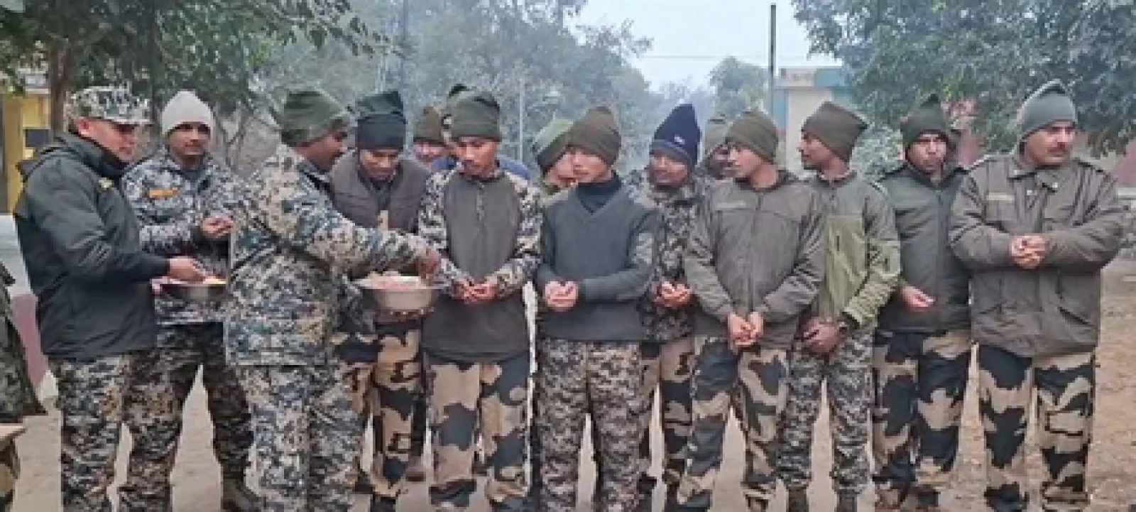 सांबा सीमा पर जवानों और ग्रामीणों ने एक साथ मनाई लोहड़ी; ढोल की थाप पर नाचे BSF के वीर, बोले- 'लगा जैसे परिवार मिल गया'