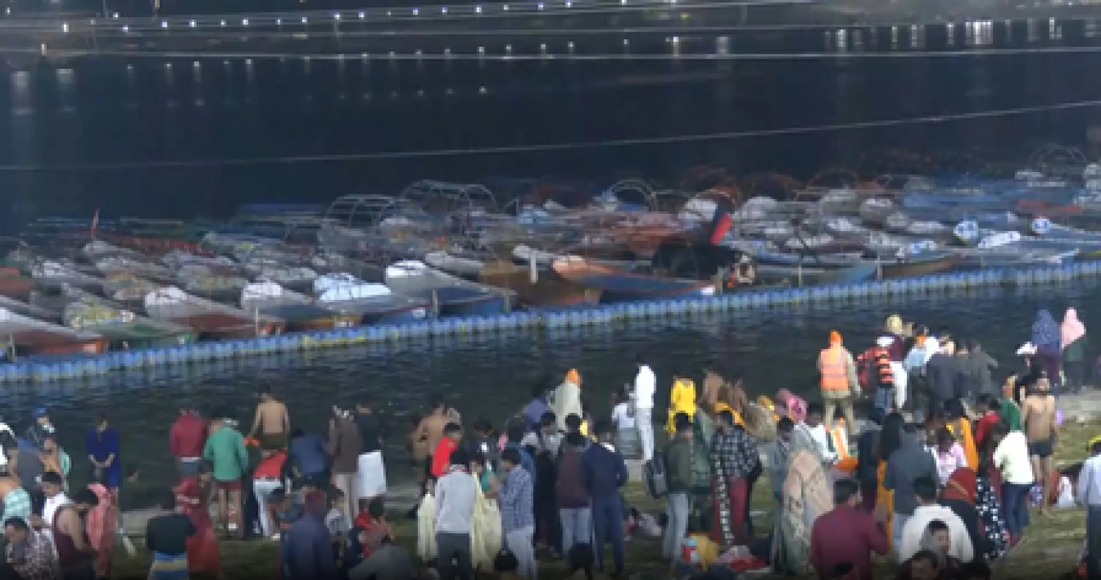 कड़ाके की ठंड पर भारी पड़ी आस्था! संगम, सरयू और गंगा घाटों पर उमड़ा श्रद्धा का सैलाब; 'हर-हर गंगे' के जयघोष से गूंजी देवभूमि