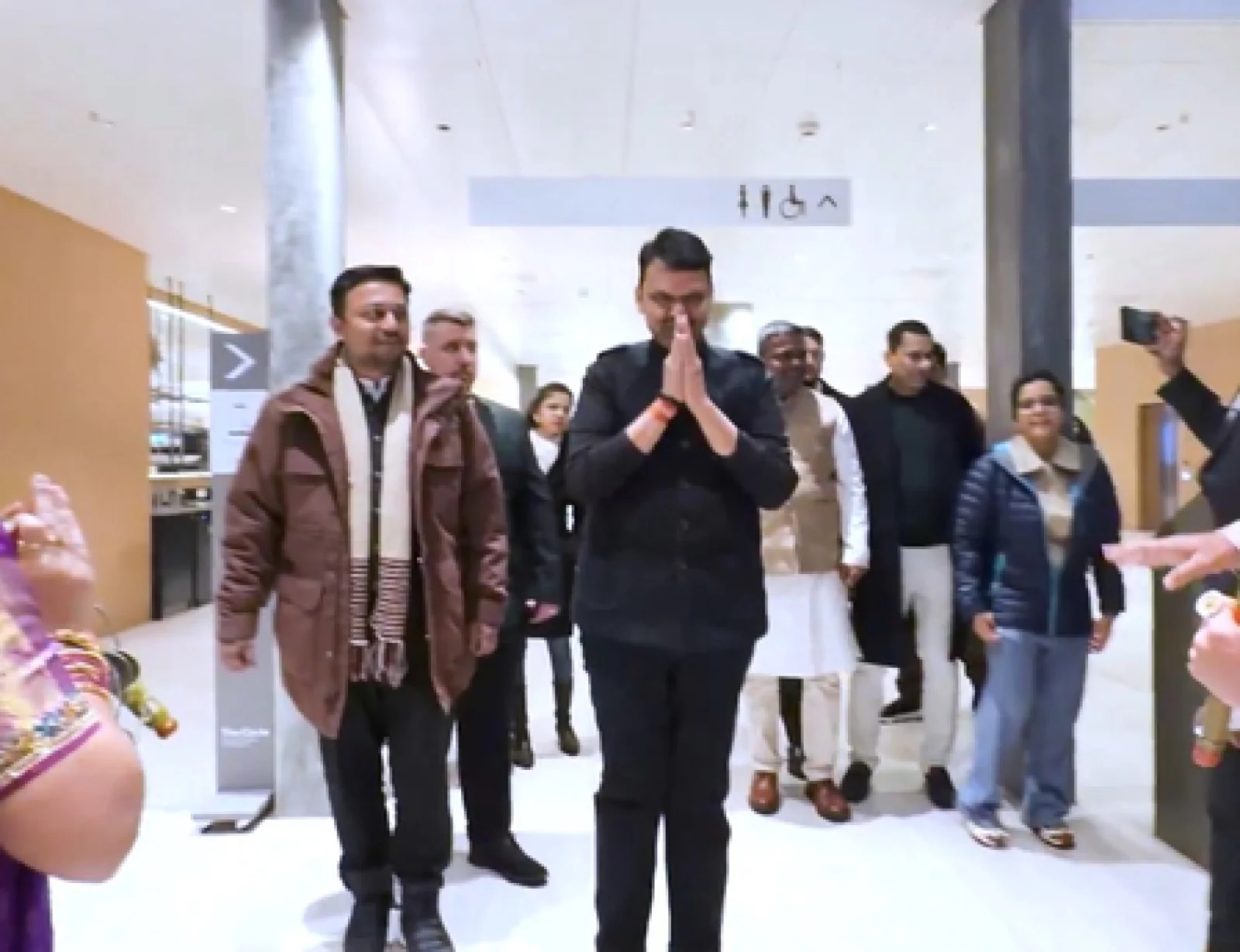 'विकसित देशों की राजधानियों से भी आगे होगी मुंबई', दावोस पहुंचे सीएम फडणवीस का मराठी शैली में जोरदार स्वागत