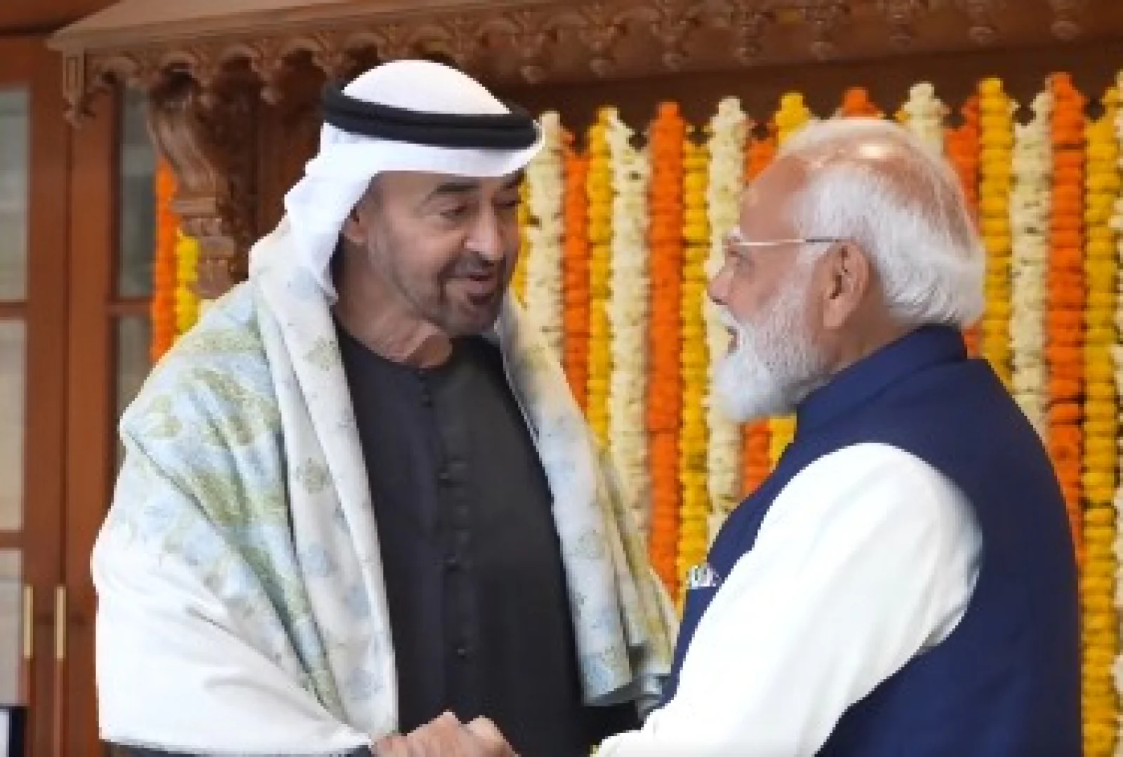 India-UAE News: $100 अरब के पार पहुँचा व्यापार, PM मोदी ने UAE राष्ट्रपति को तोहफे में दिया गुजरात का शाही 'झूला' और कश्मीरी केसर