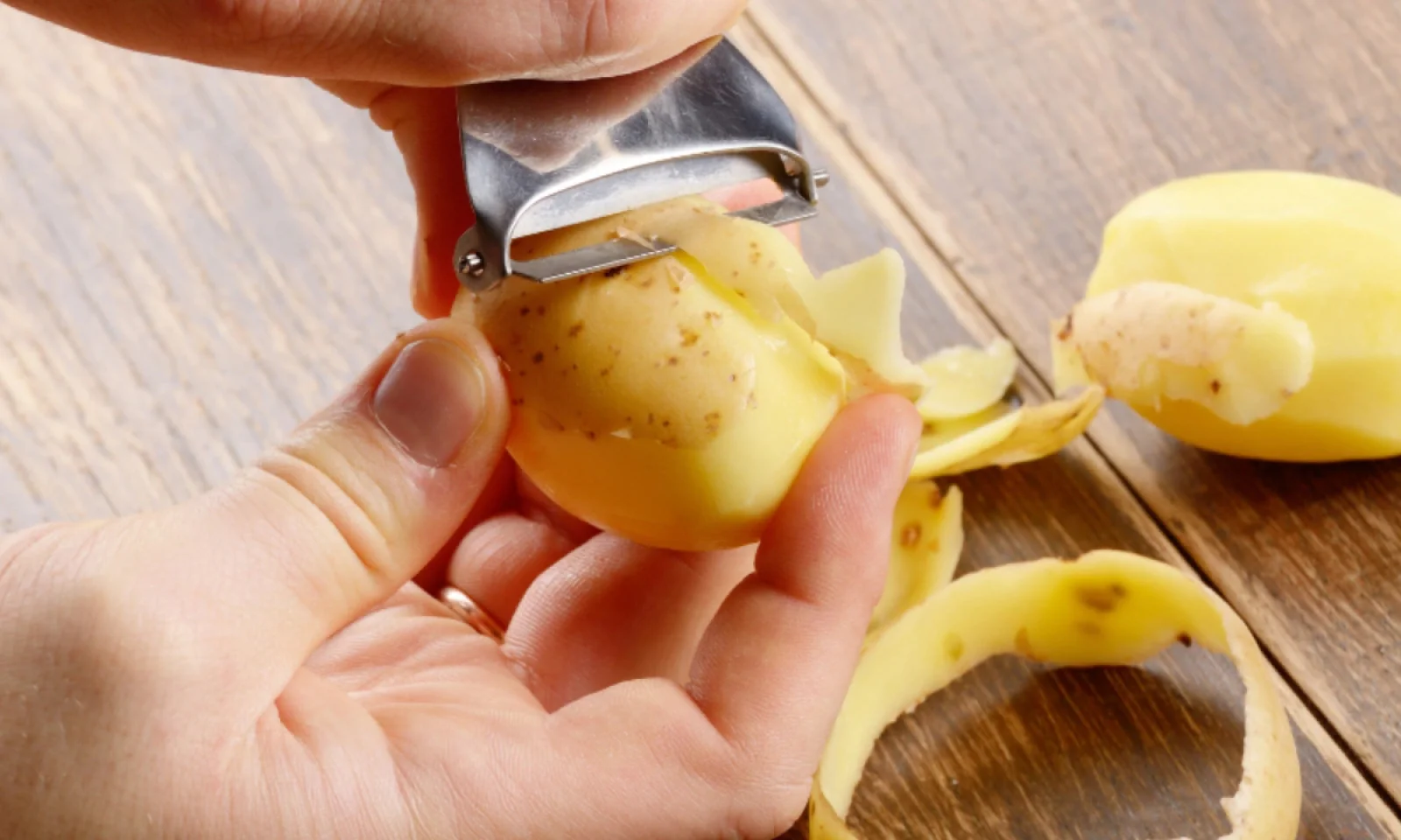 आलू के छिलकों में है कई न्यूट्रिएंट्स फेकने की जगह लें यूज में मिलेंगे फायदे