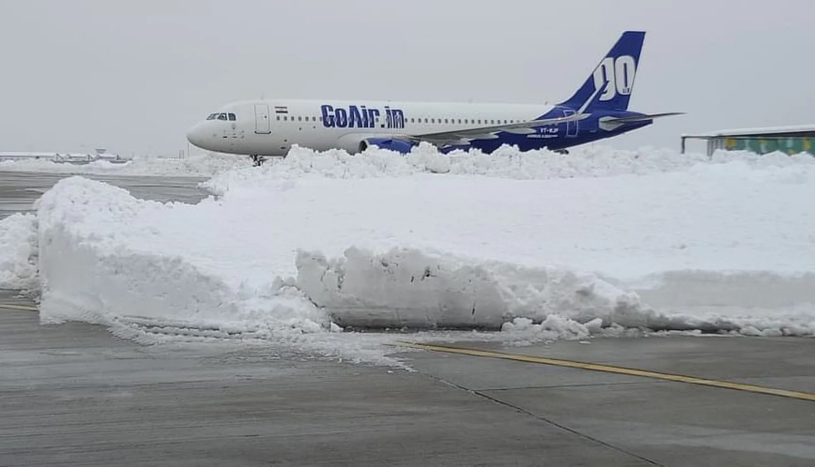 कश्मीर में भारी बर्फबारी से थमा जनजीवन, श्रीनगर एयरपोर्ट की 17 उड़ानें रद्द; जानें कब सुधरेगा मौसम?
